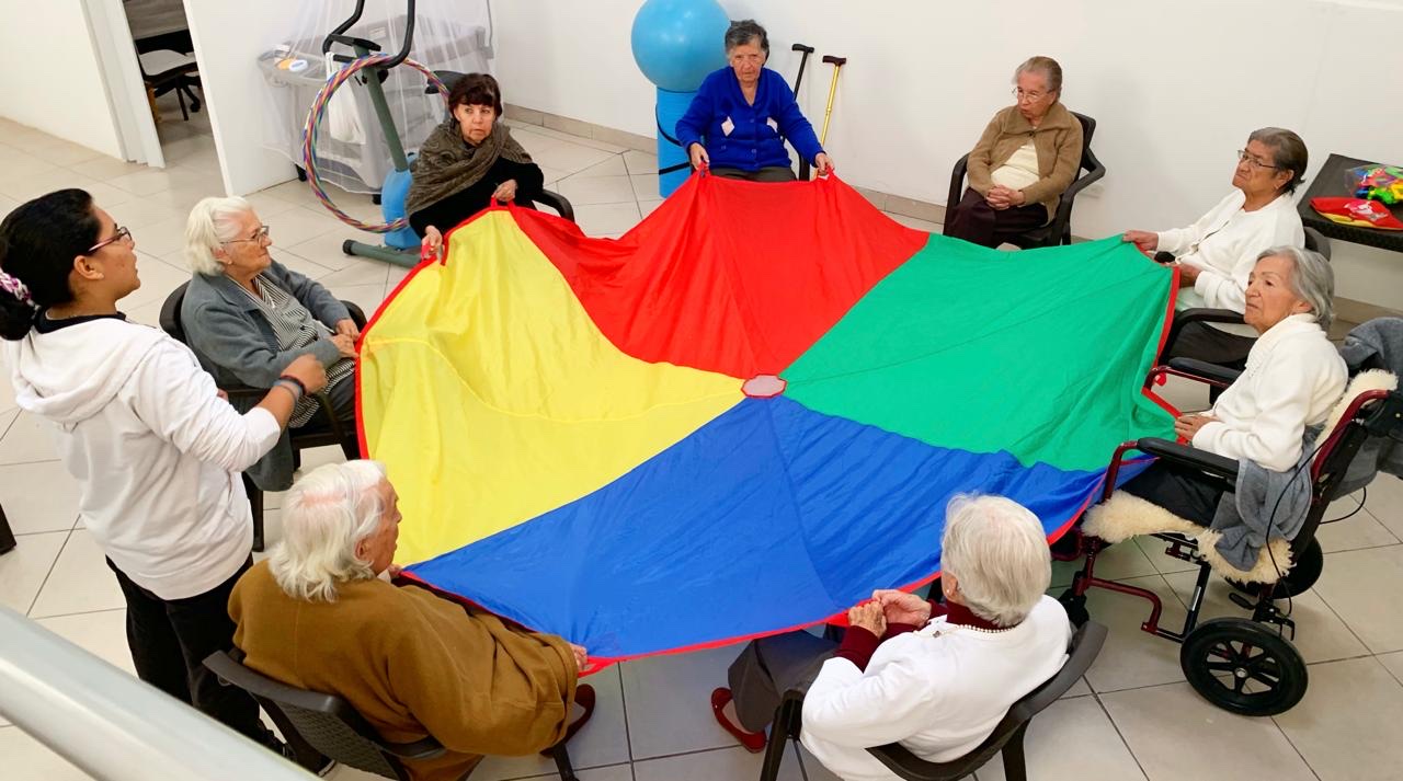 Actividad grupal con paracaídas de colores en Like Home