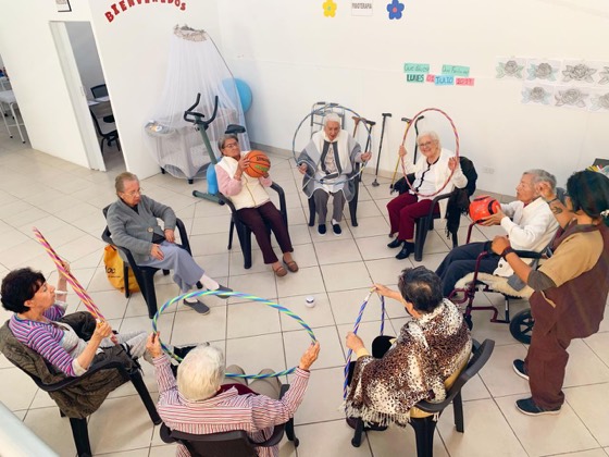 Sesión grupal de fisioterapia con aros