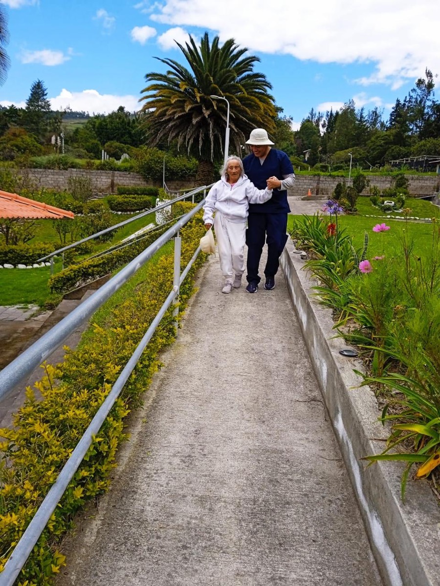 Paseo acompañado por el jardín