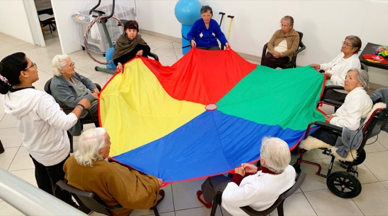 Actividad grupal con paracaídas de colores